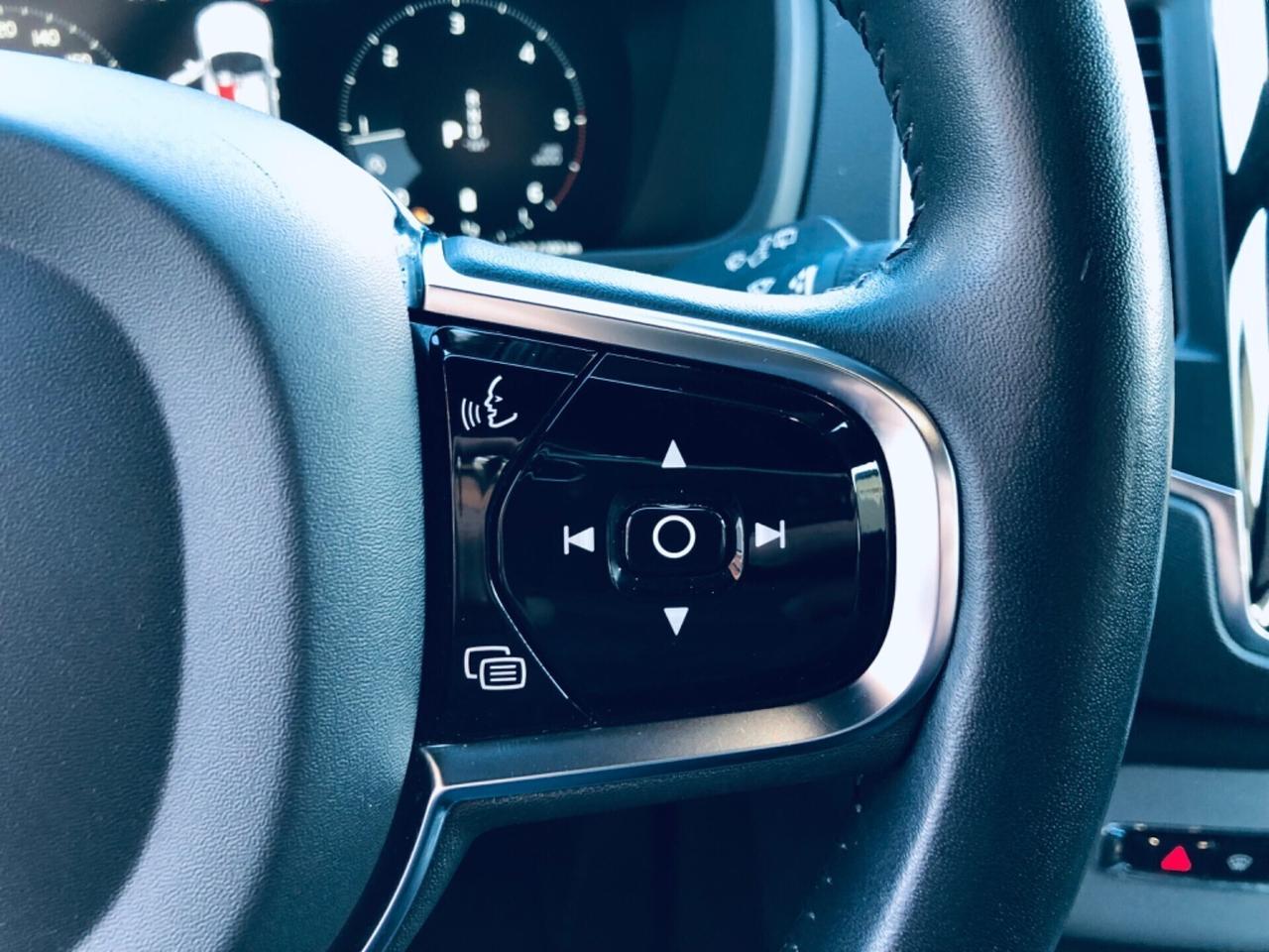 Volvo XC90 B5 (d) hybrid AWD7 posti Momentum telec