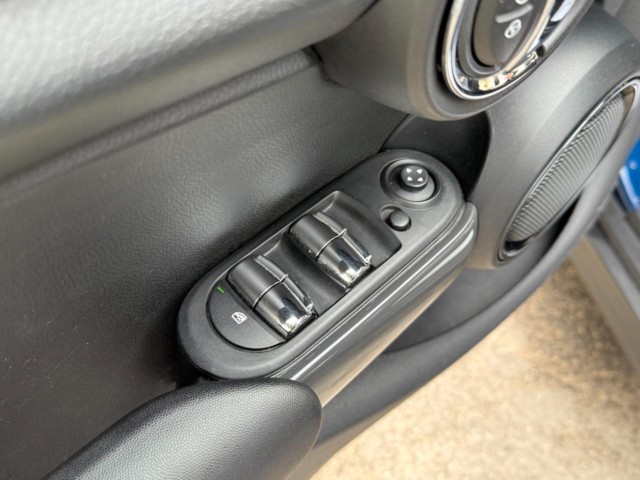 Mini 1.5 One D 95CV 5P *LUCI LED AMBIENT – 2016