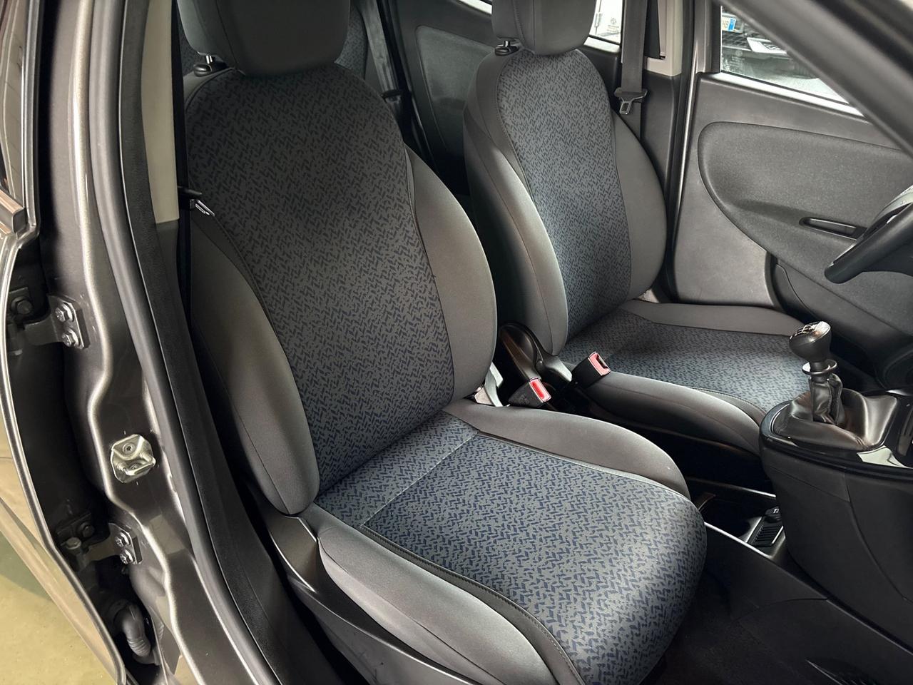 Lancia Ypsilon 1.0 FireFly 5 porte S&S Hybrid Ecochic Silver posti