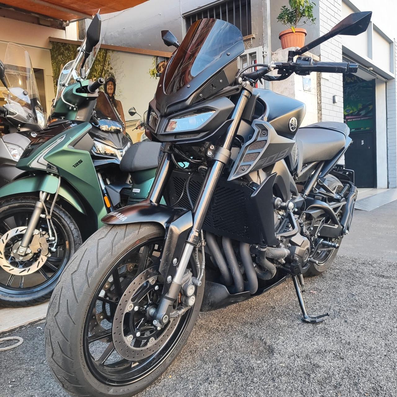 Yamaha MT-09 2017 – 16.979 KM – SUPER ACCESSORIATA