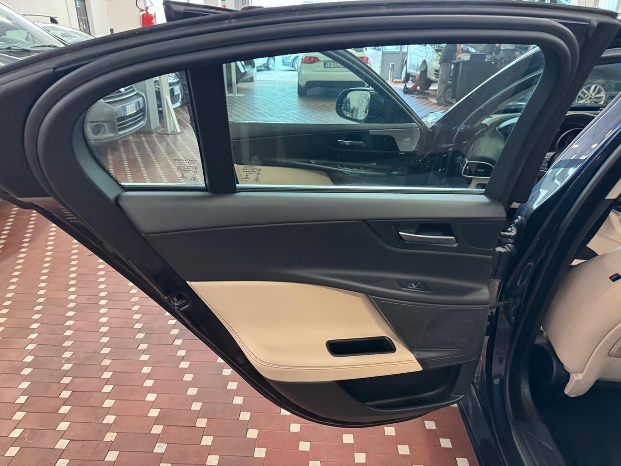 Jaguar XE 2.0 D Turbo 180 CV AWD aut. Portfolio - 4X4