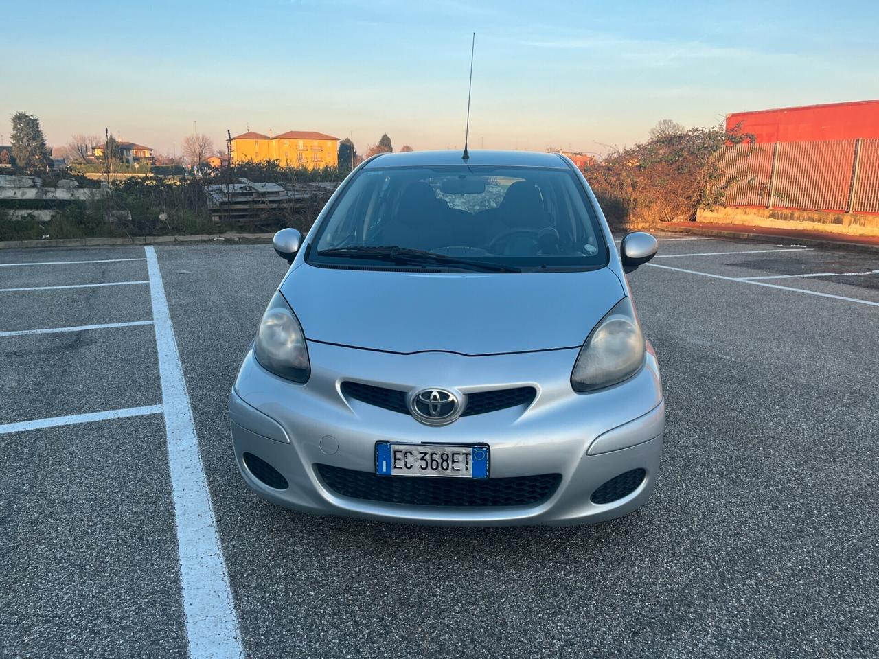 Toyota Aygo 1.0 12V VVT-i 5 porte Sol Connect Red Edition NEOPATENTATI