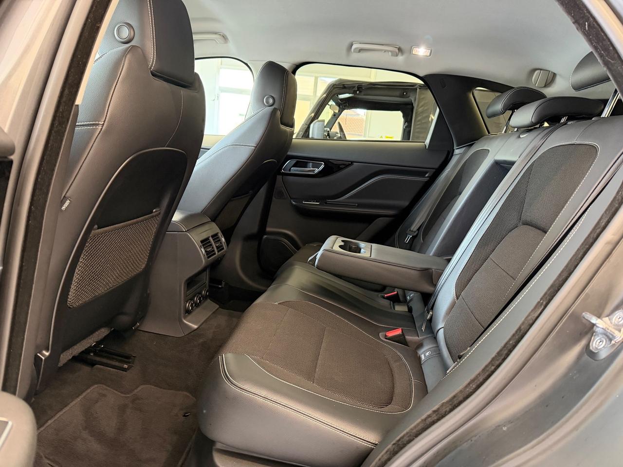 Jaguar F-Pace 2.0d I4 R-Sport awd 240cv automatica iva Esposta