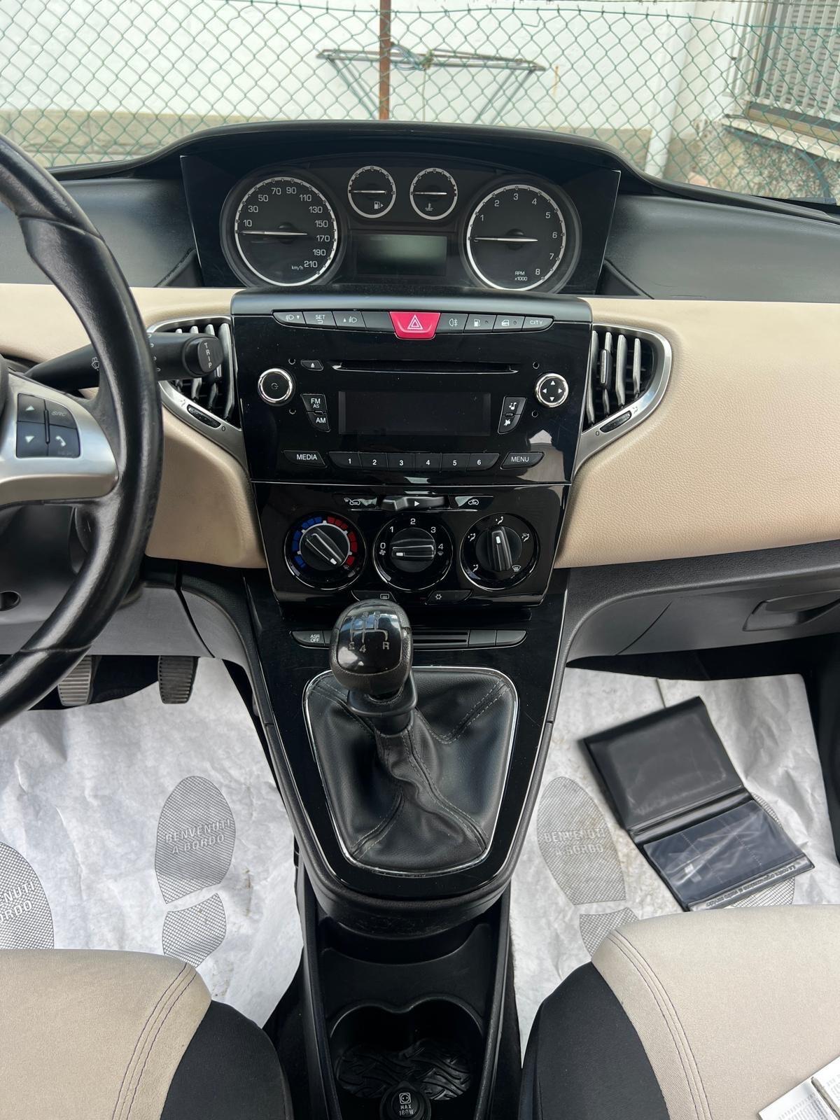 Lancia Ypsilon 0.9 TwinAir 85 CV 5 porte Metano Ecochic Elle