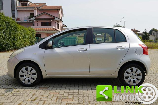 TOYOTA Yaris 1.3 VVTi 87CV - CAMBIO AUTOMATICO - PRENOTATA