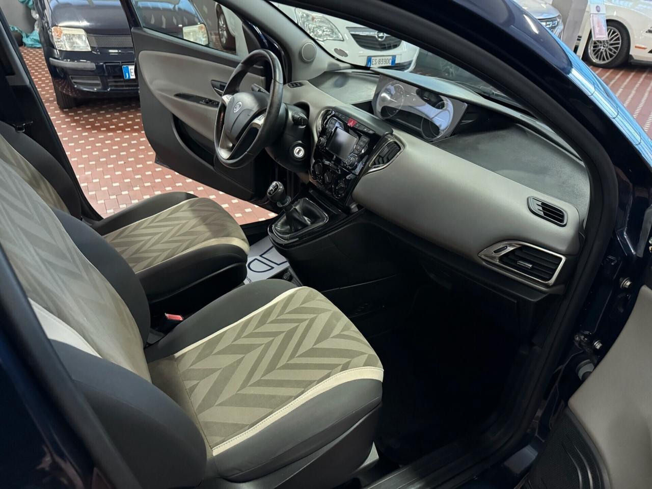 Lancia Ypsilon 1.2 69 CV 5 porte Platinum - NEOPATENTATI