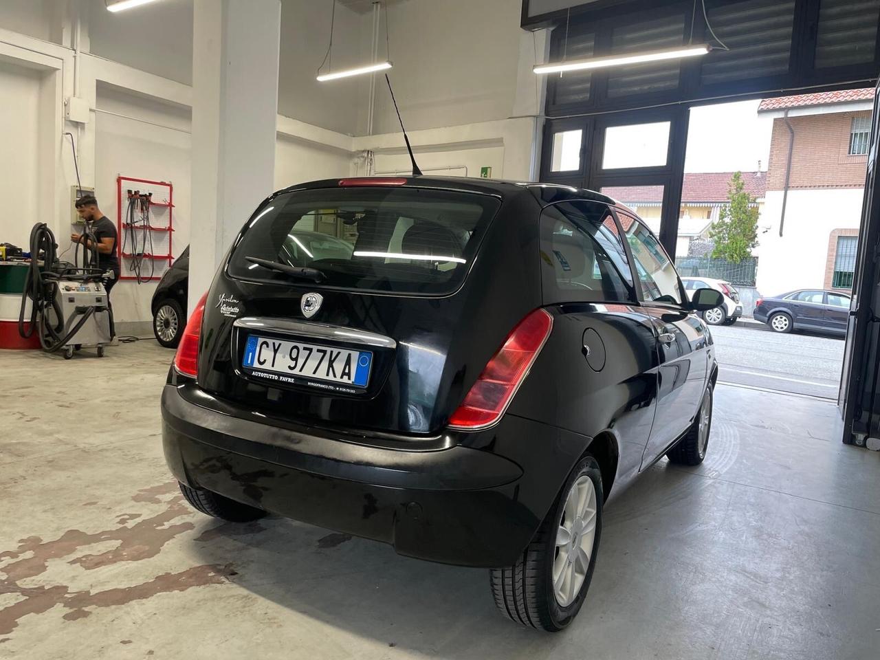 Lancia Ypsilon 1.2 16V Oro