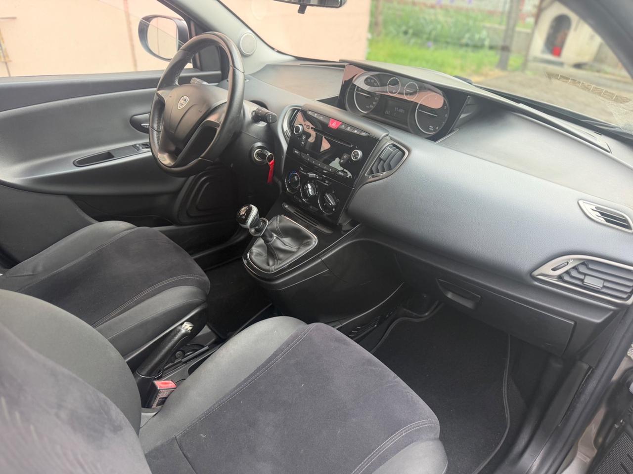 Lancia Ypsilon 1.2 69 CV 5 porte neopatentati unici prop