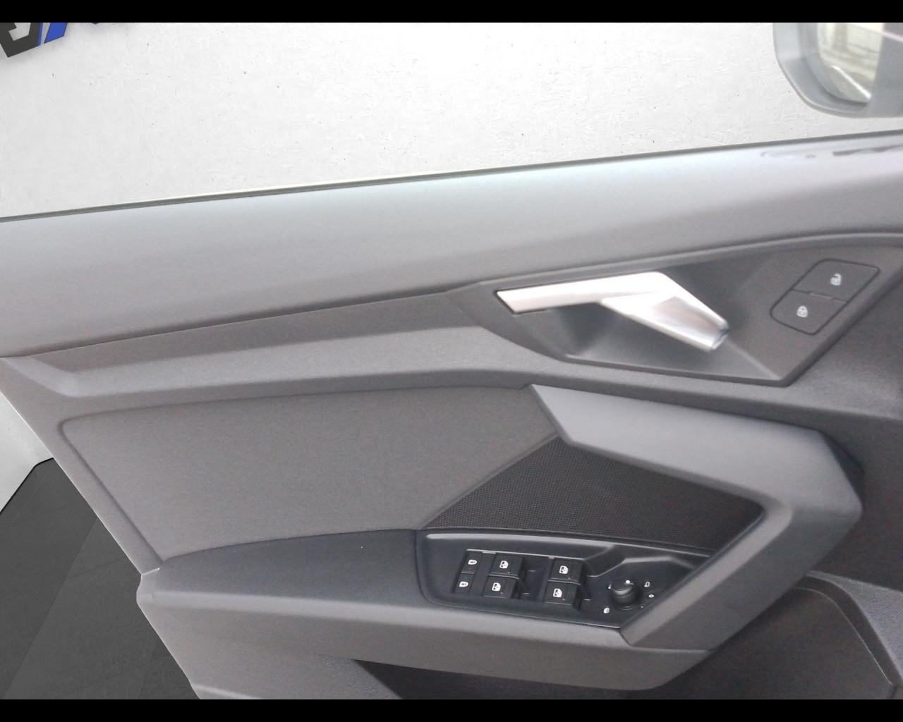 AUDI A3 4ª serie - A3 SPB 30 g-tron S tronic S line edition