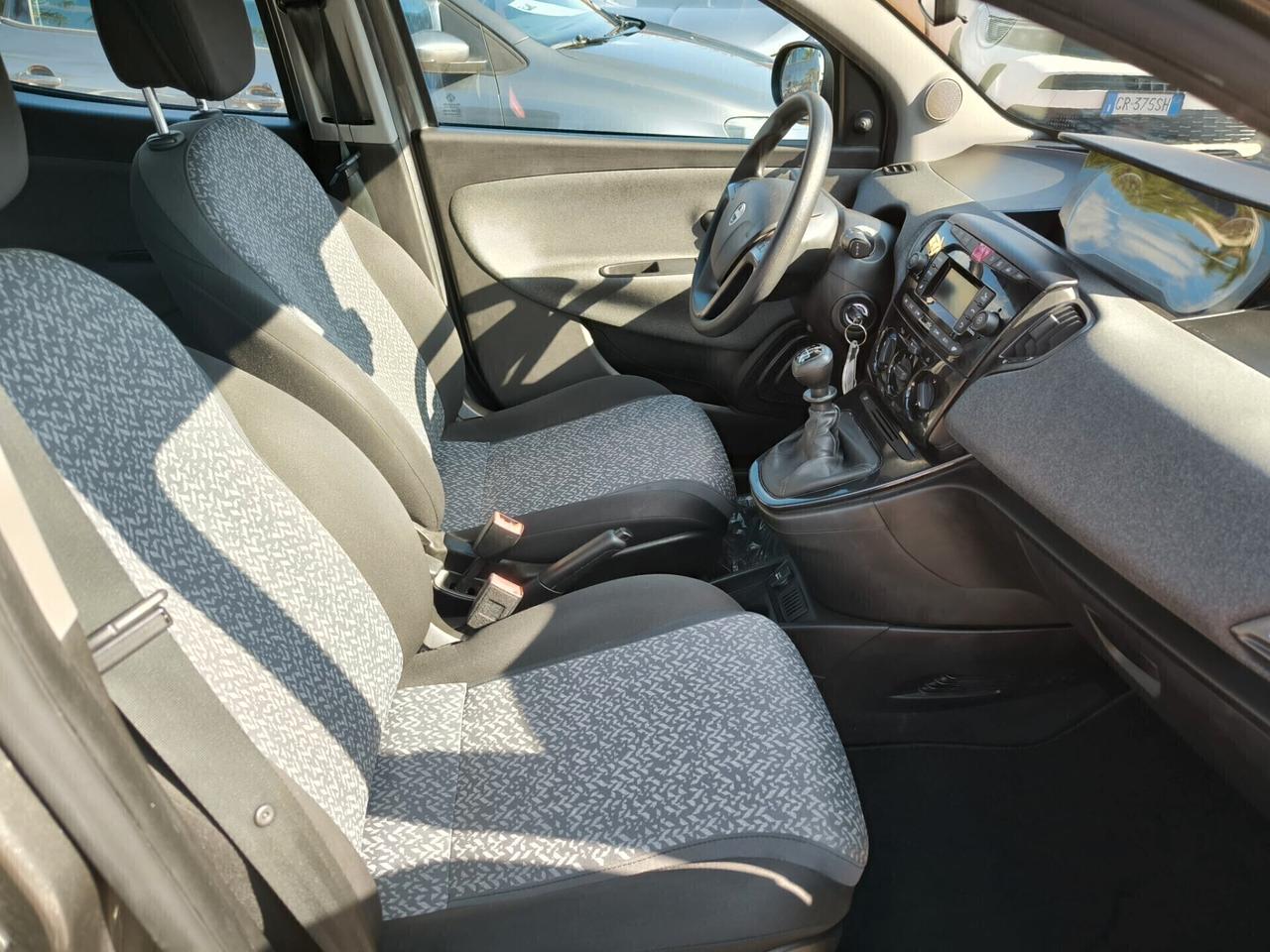 Lancia Ypsilon 1.0 FireFly 5 porte S&S Hybrid Ecochic Silver