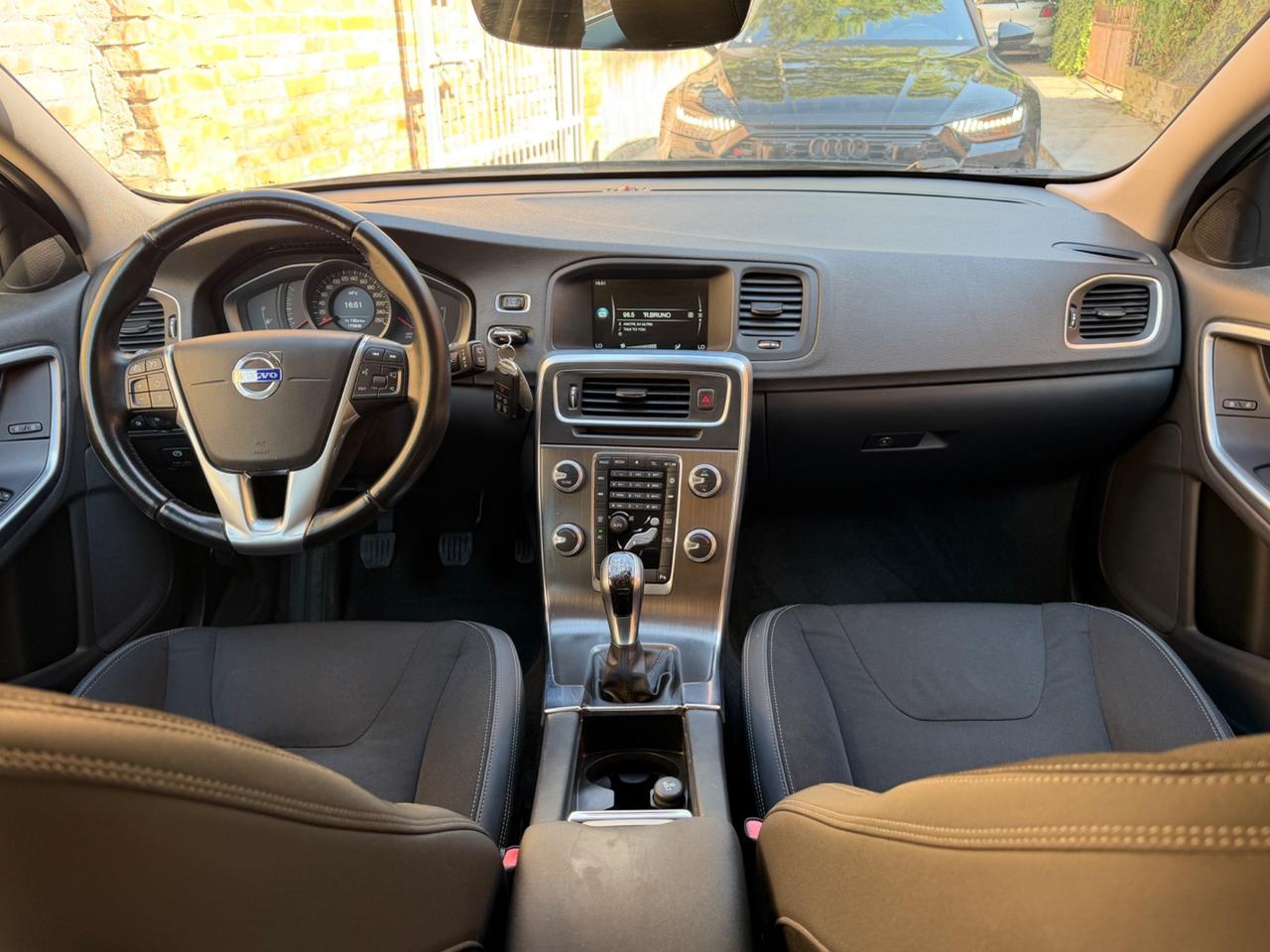 Volvo V60 D4 R-design Momentum