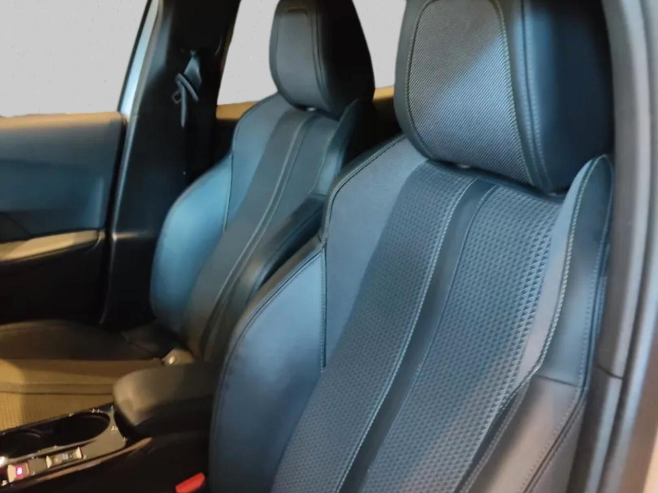 Peugeot 2008 PureTech 155 S&S EAT8 GT