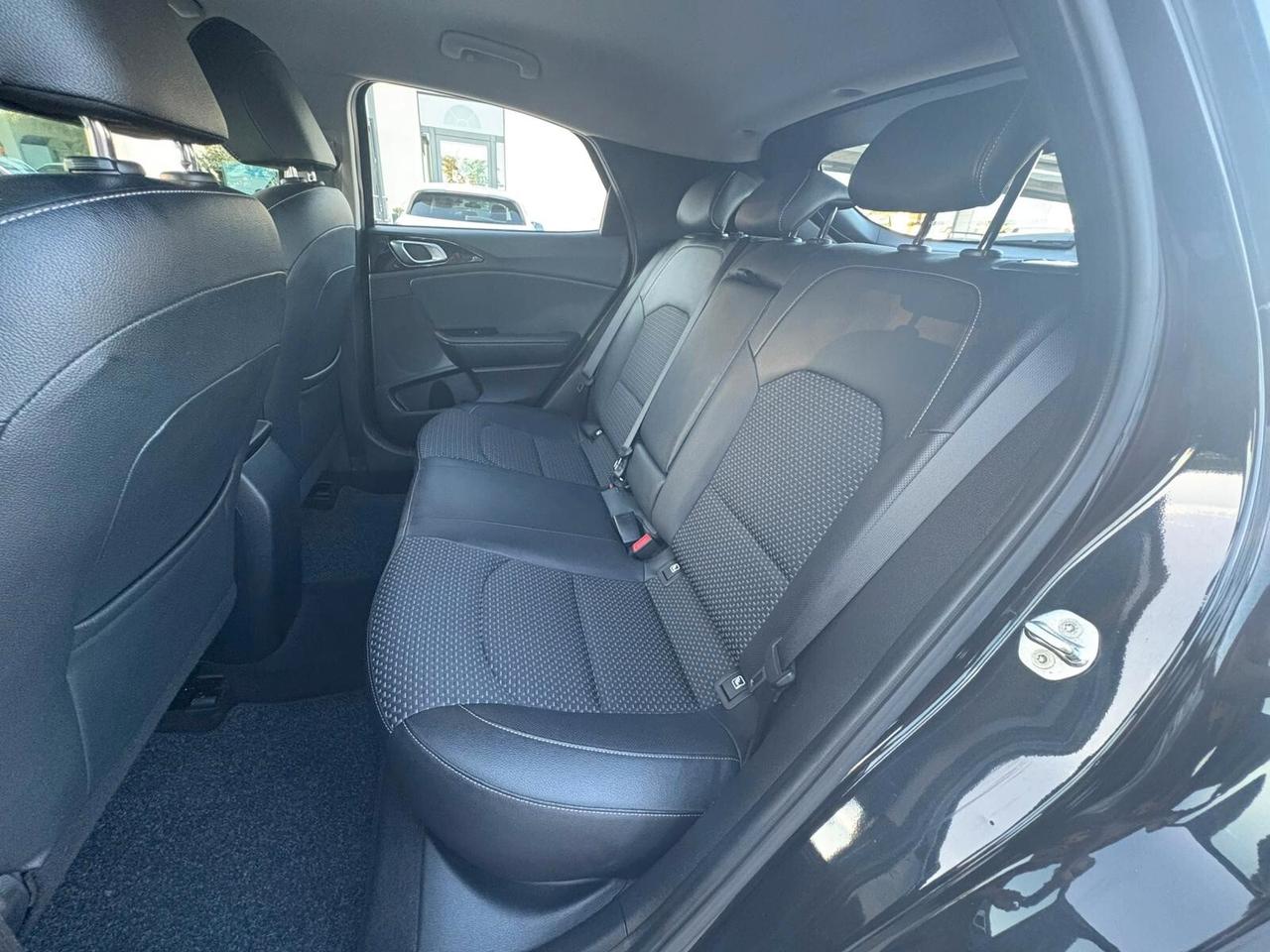 KIA XCEED 1.6 IBRIDA-DIESEL SI A NEOPATENTATI