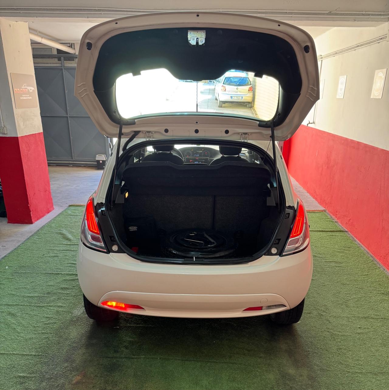 Lancia Ypsilon 1.2 69 CV 5 porte GPL Ecochic Silver