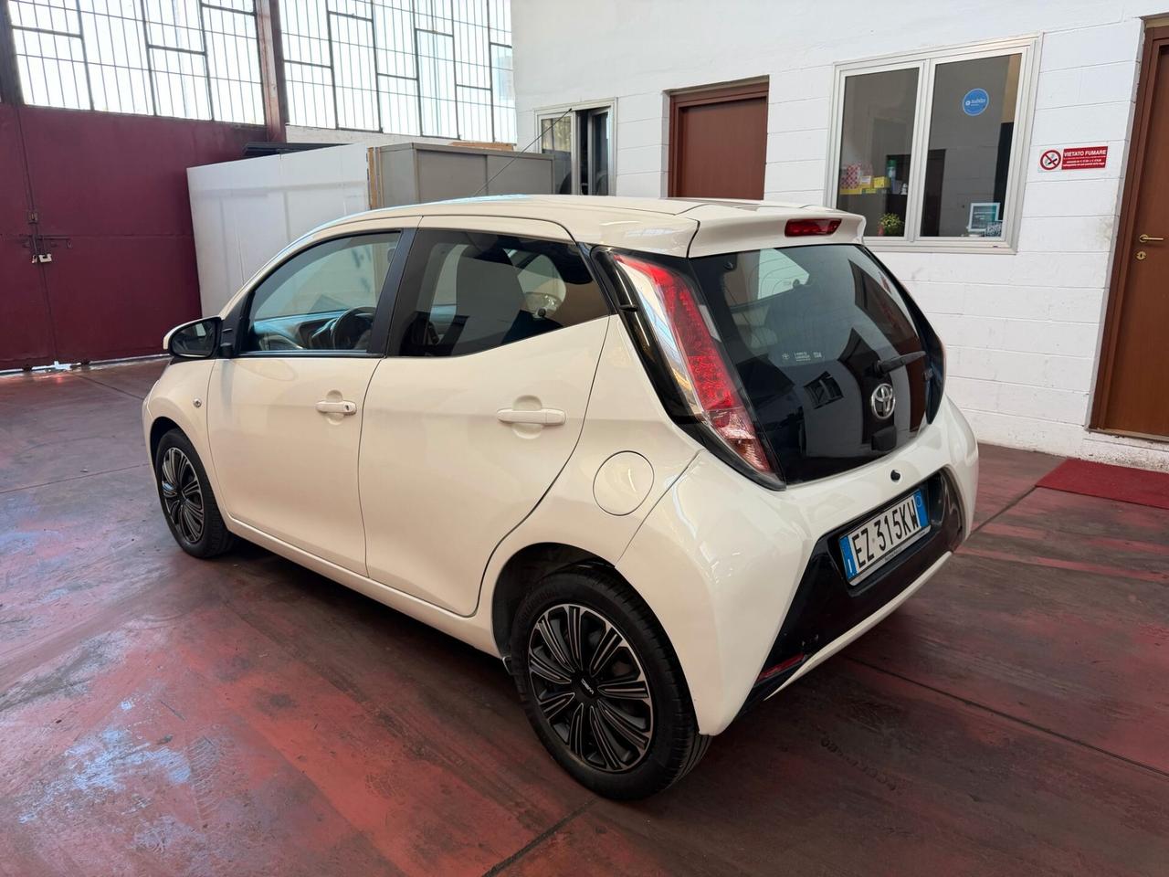Toyota Aygo 1.0 VVT-i 69 CV 5 porte x-wave MMT cambio automatico 86.000km neopat