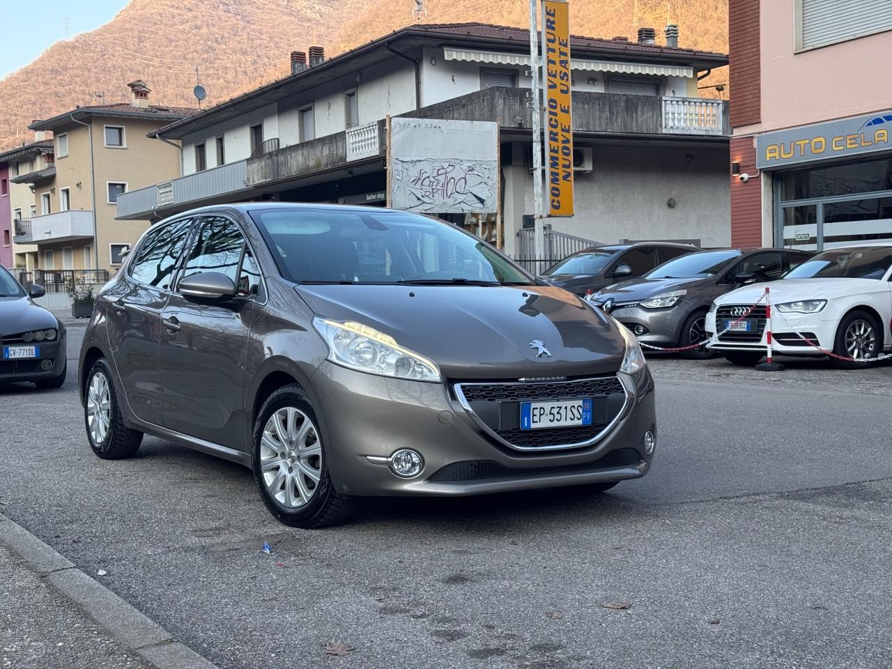 Peugeot 208 1.2 VTi 82 CV 5 porte Allure - OK NEOPATENTATI - SENSORI POSTERIORI - COMPUTER DI BORDO - FINITURE CROMO