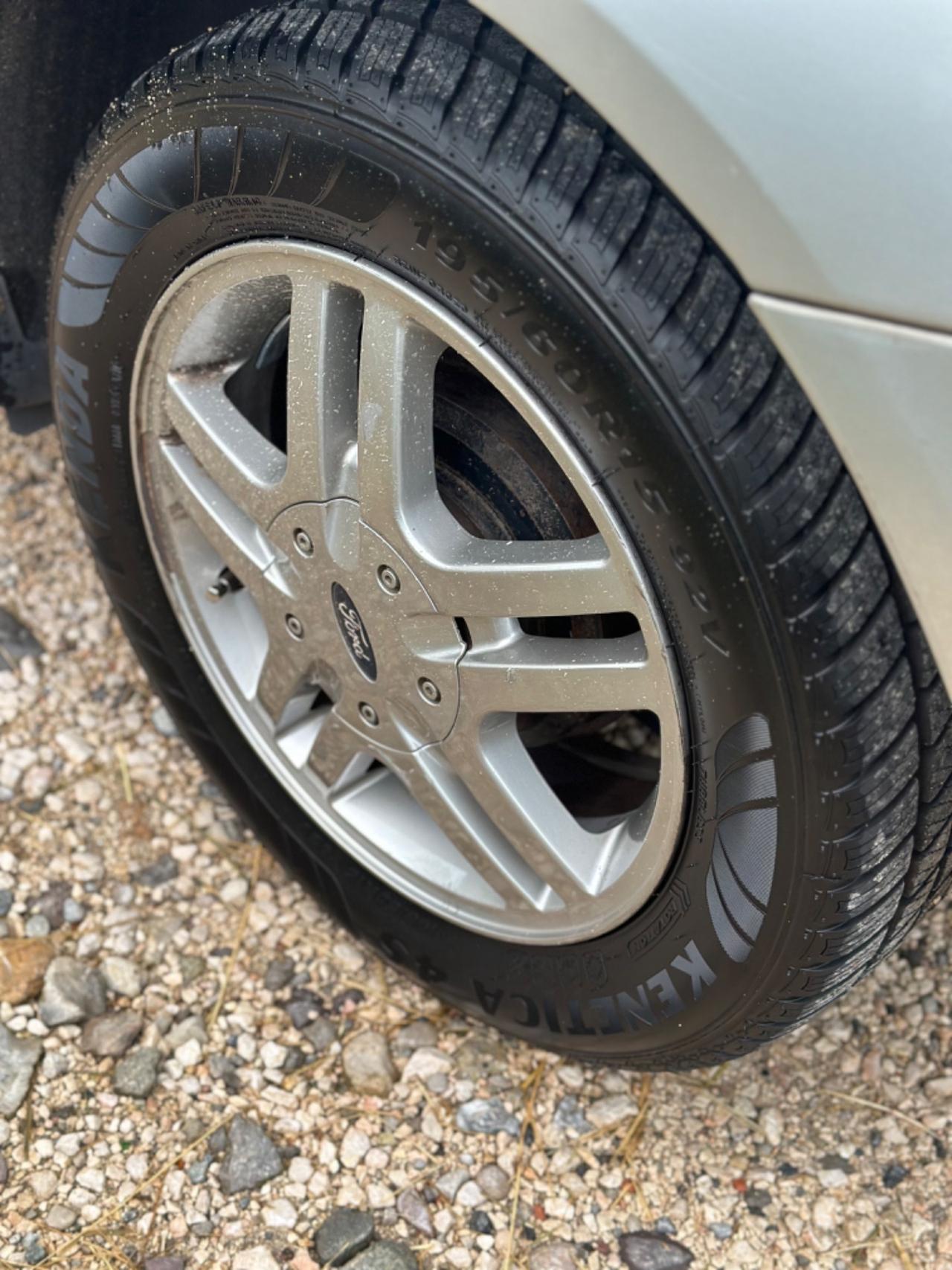 Ford FOCUS 1.6i 16V 5p. GHIA KMCERT
