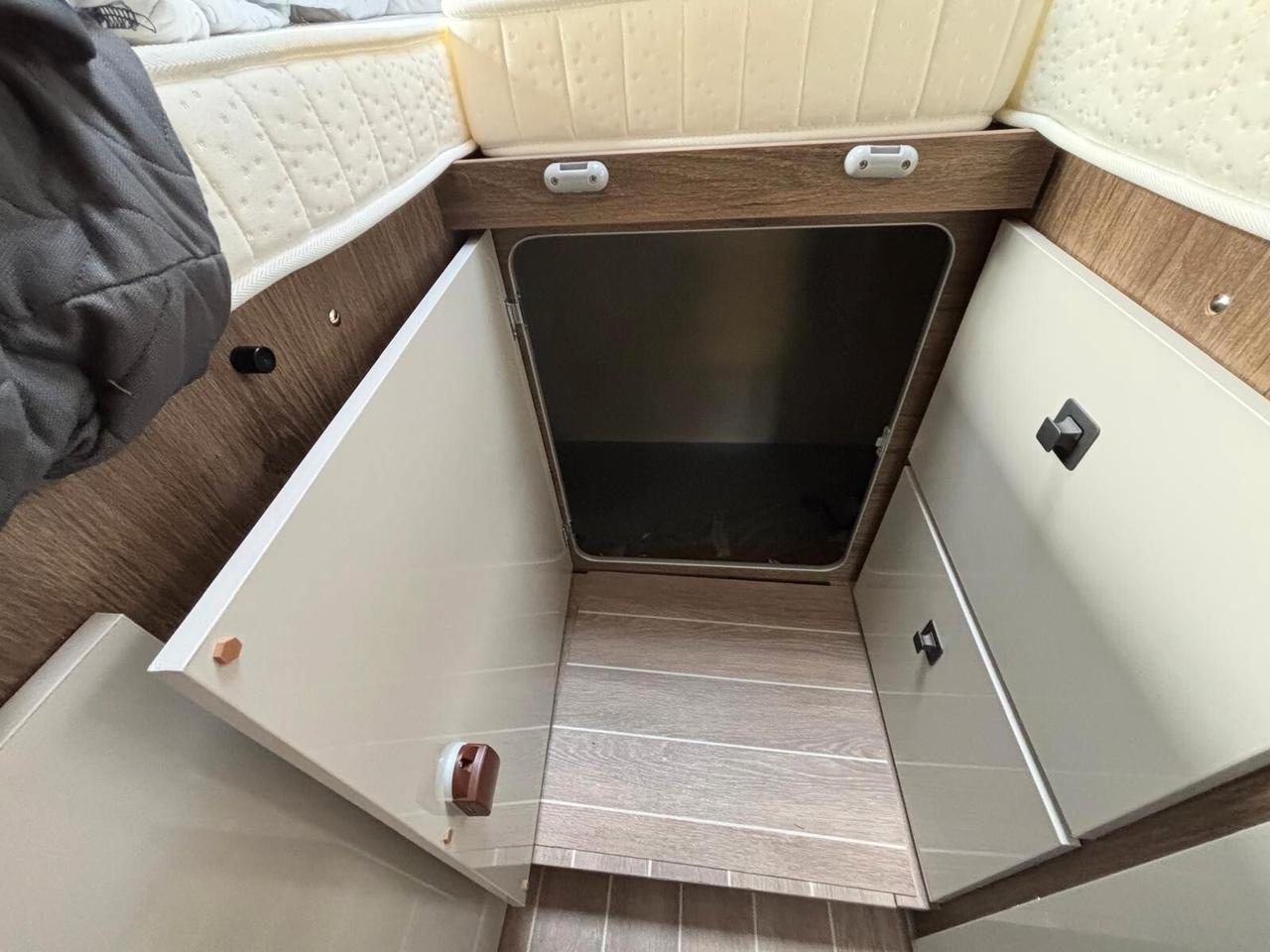 Ci International Magis 87 Integral camper