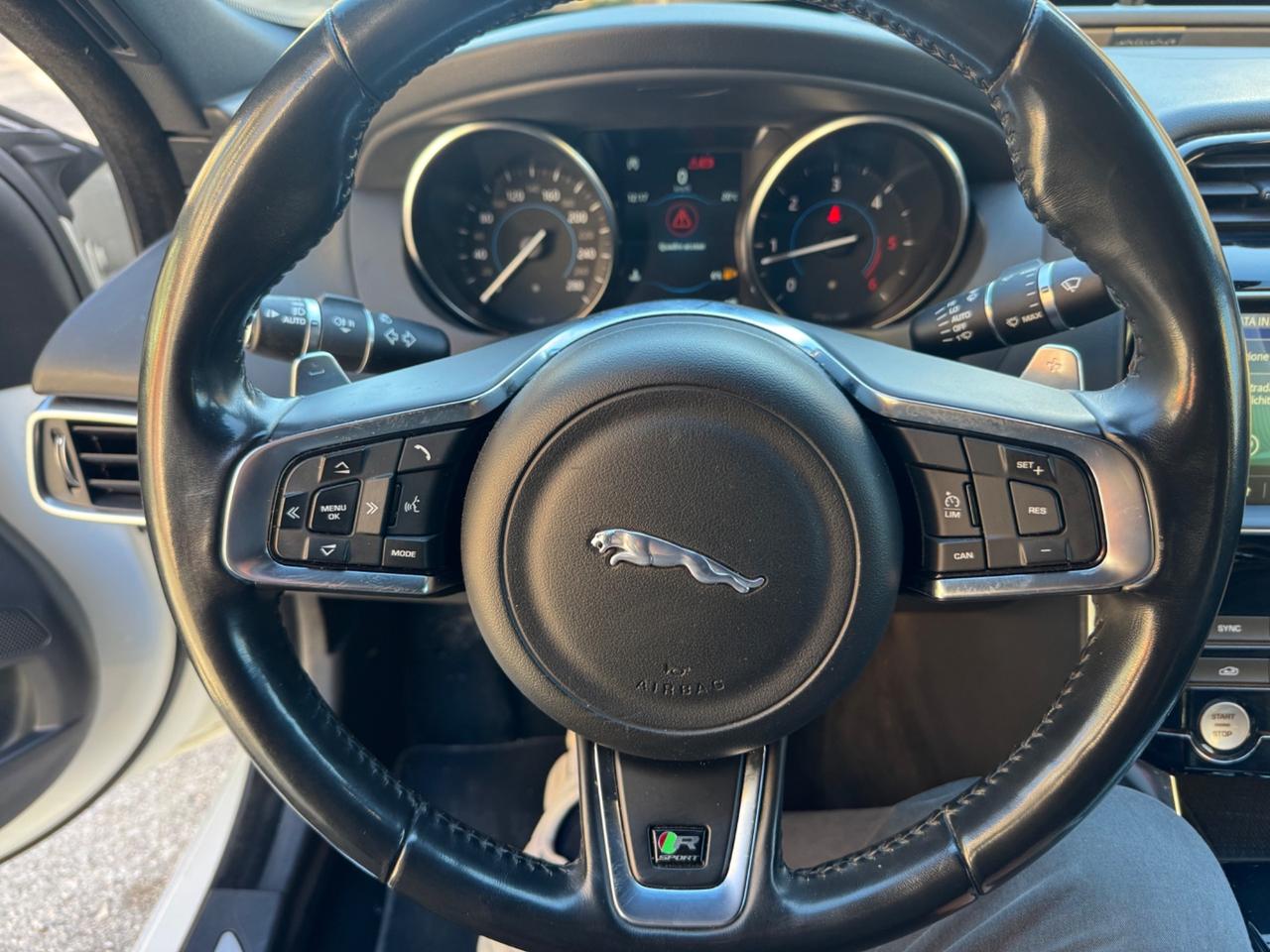 Jaguar XE 2.0 D 180 CV Landmark Edition