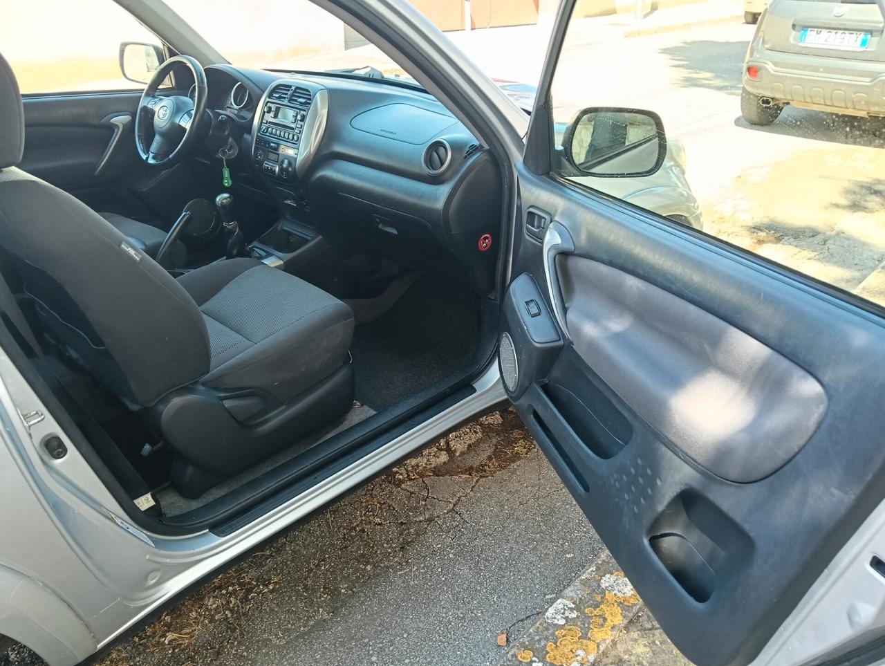Toyota RAV 4 RAV4.com 2.0 Tdi D-4D cat 3 porte Sol VETRINA