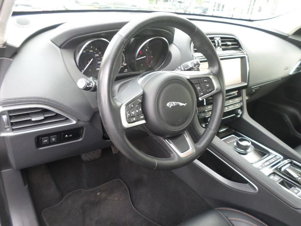 Jaguar F-Pace 2.0 D 180 CV AWD aut. Prestige