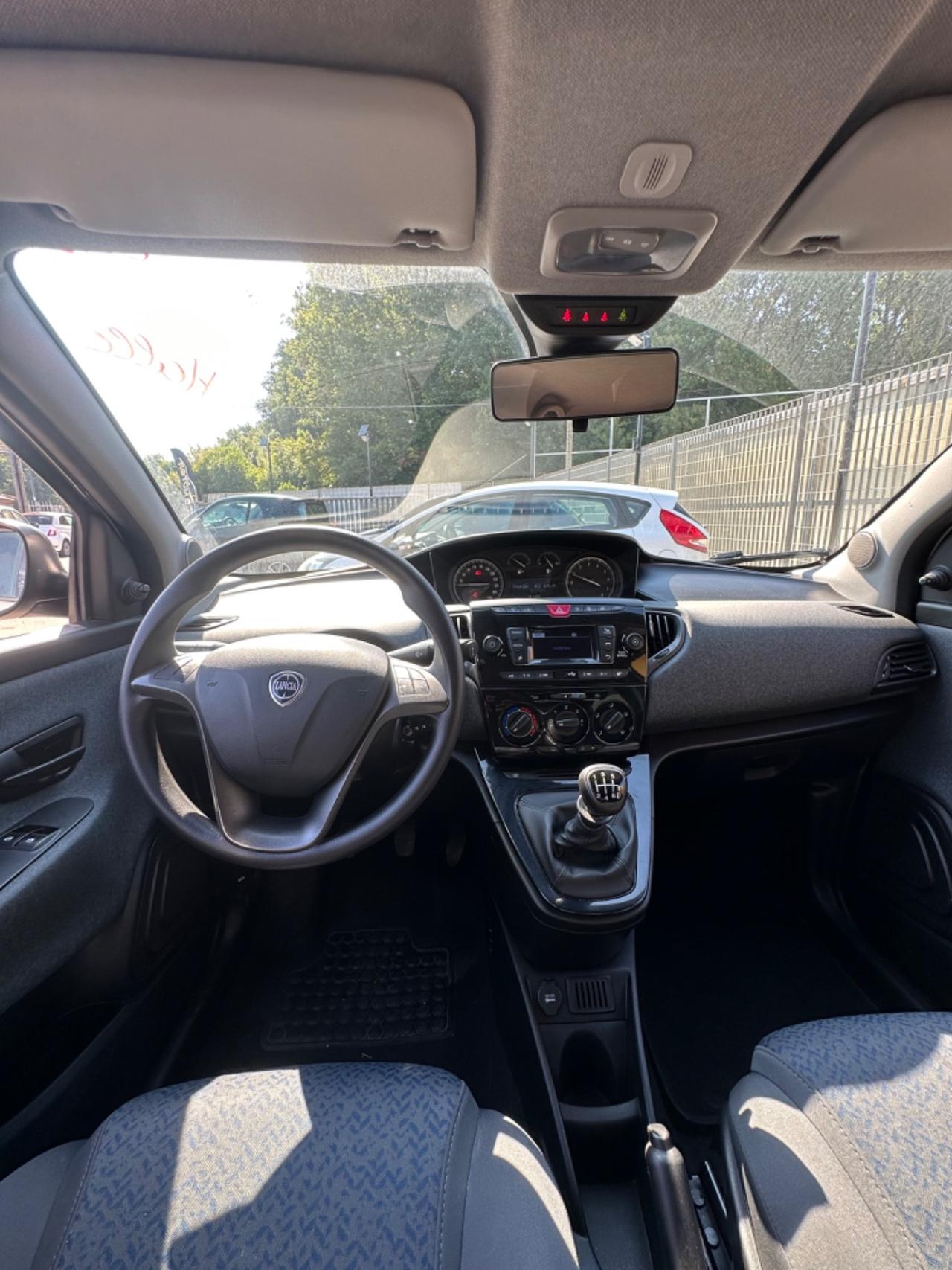 Lancia Ypsilon 1.0 FireFly 5 porte S&S Hybrid Silver
