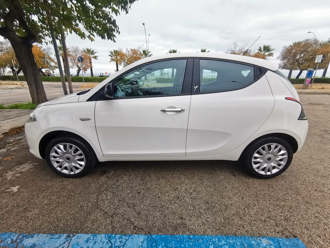 Lancia Ypsilon 1.2 69 CV 5P. Silver 2013