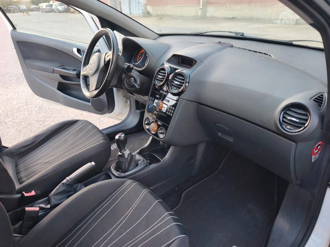Opel Corsa 2010----1.2 Benzina Neopatentati
