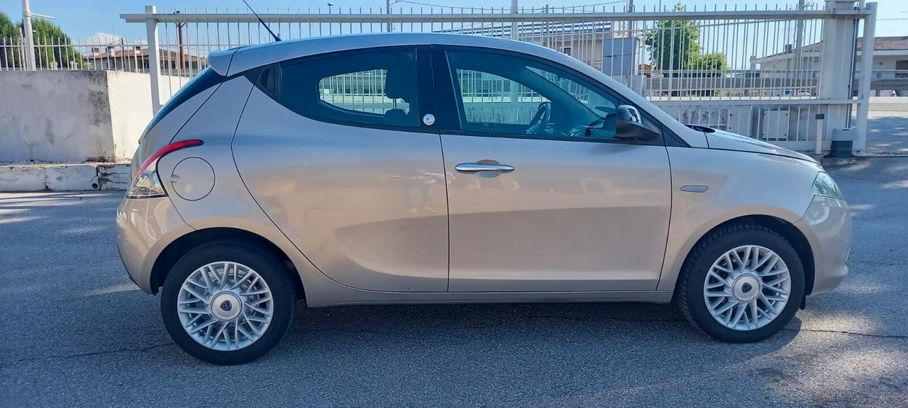 Lancia Ypsilon cc. 1.242 Benzina - GPL 5 Porte 5 Posti Modello Gold.