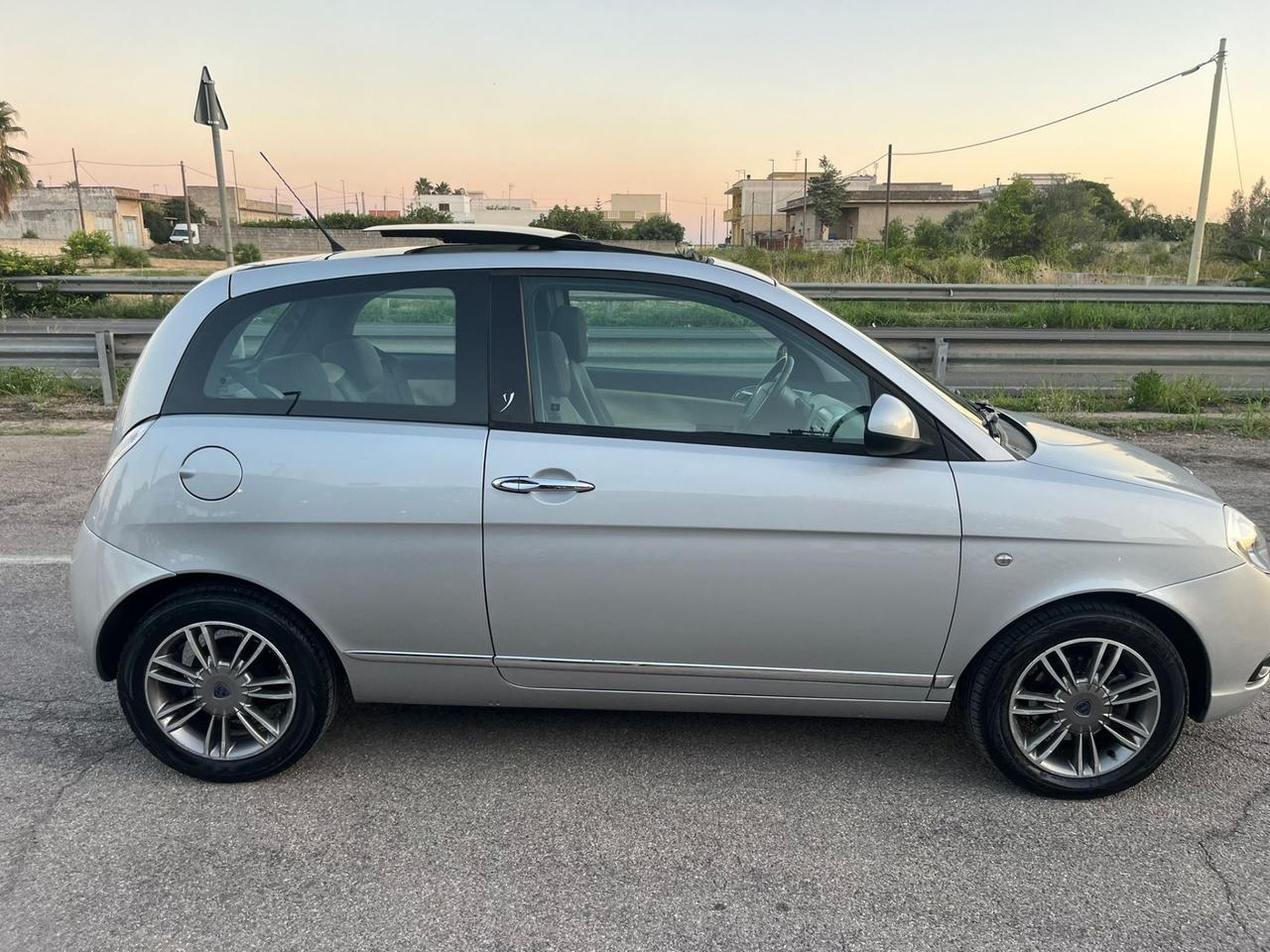Lancia Ypsilon 1.3 MJT 75 CV Versus Unipro 2010