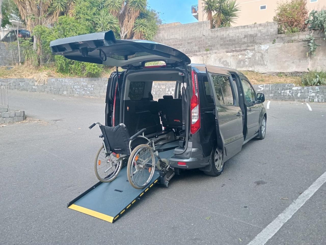 Ford Tourneo Connect Pianale ribassato con rampa disabili in carrozzina