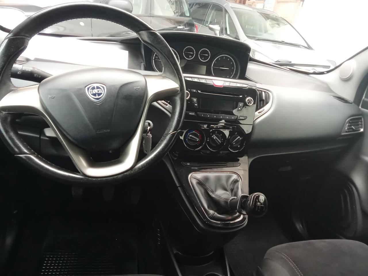 Lancia Ypsilon 1.2 69 CV . Neopatentati