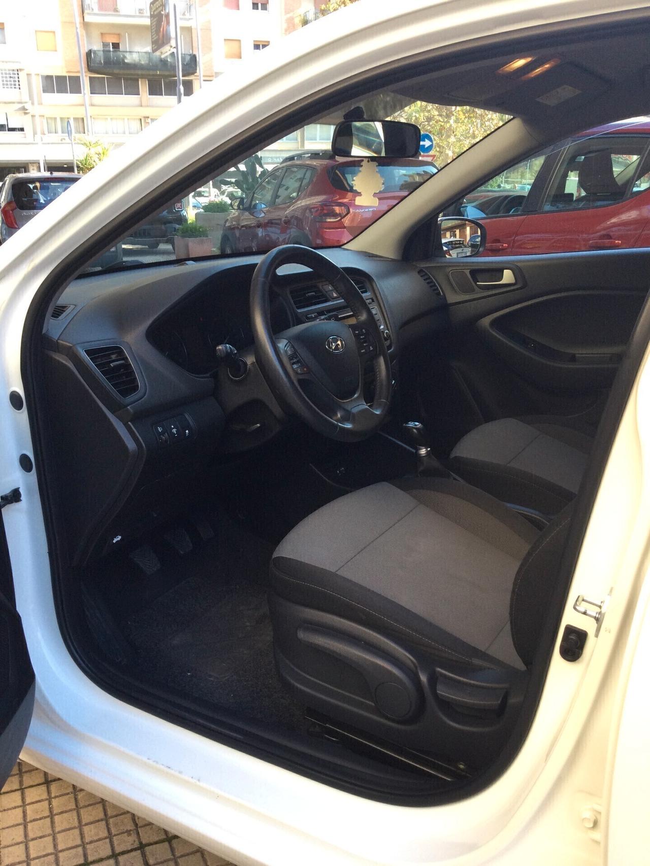 Hyundai i20 1.2 84 CV 5 porte Blackline