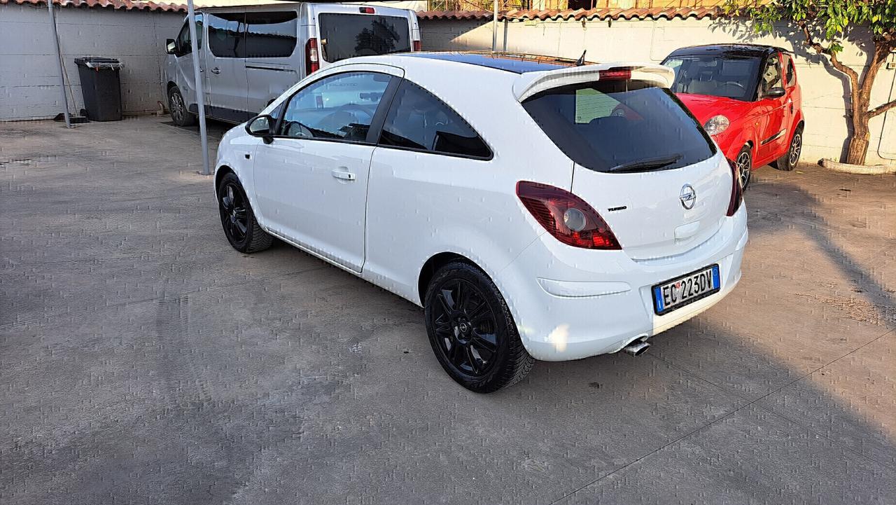 Opel Corsa 1.2 3 porte b-color.