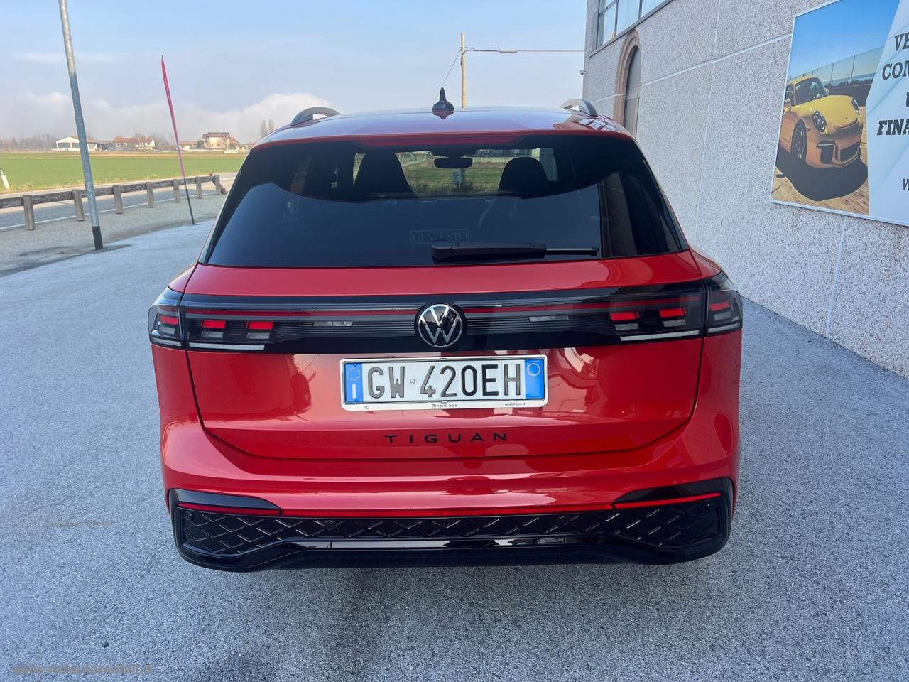 VOLKSWAGEN Tiguan 2.0 TDI 150CV SCR DSG R-Line NUOVO MODELLO IVA ESPOSTA