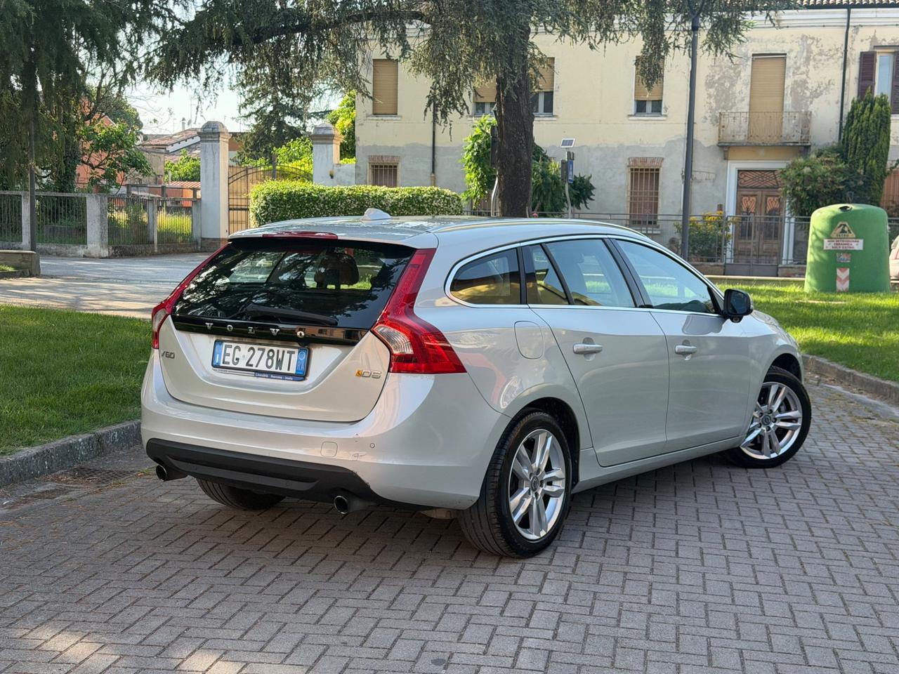 Volvo V60 2.4D D5 R-design