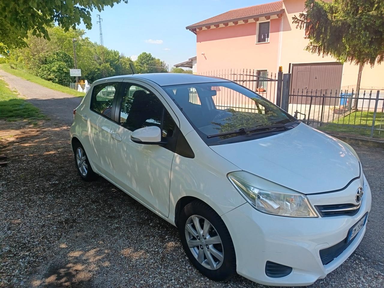 Toyota Yaris Lounge 2012 km originali!!!
