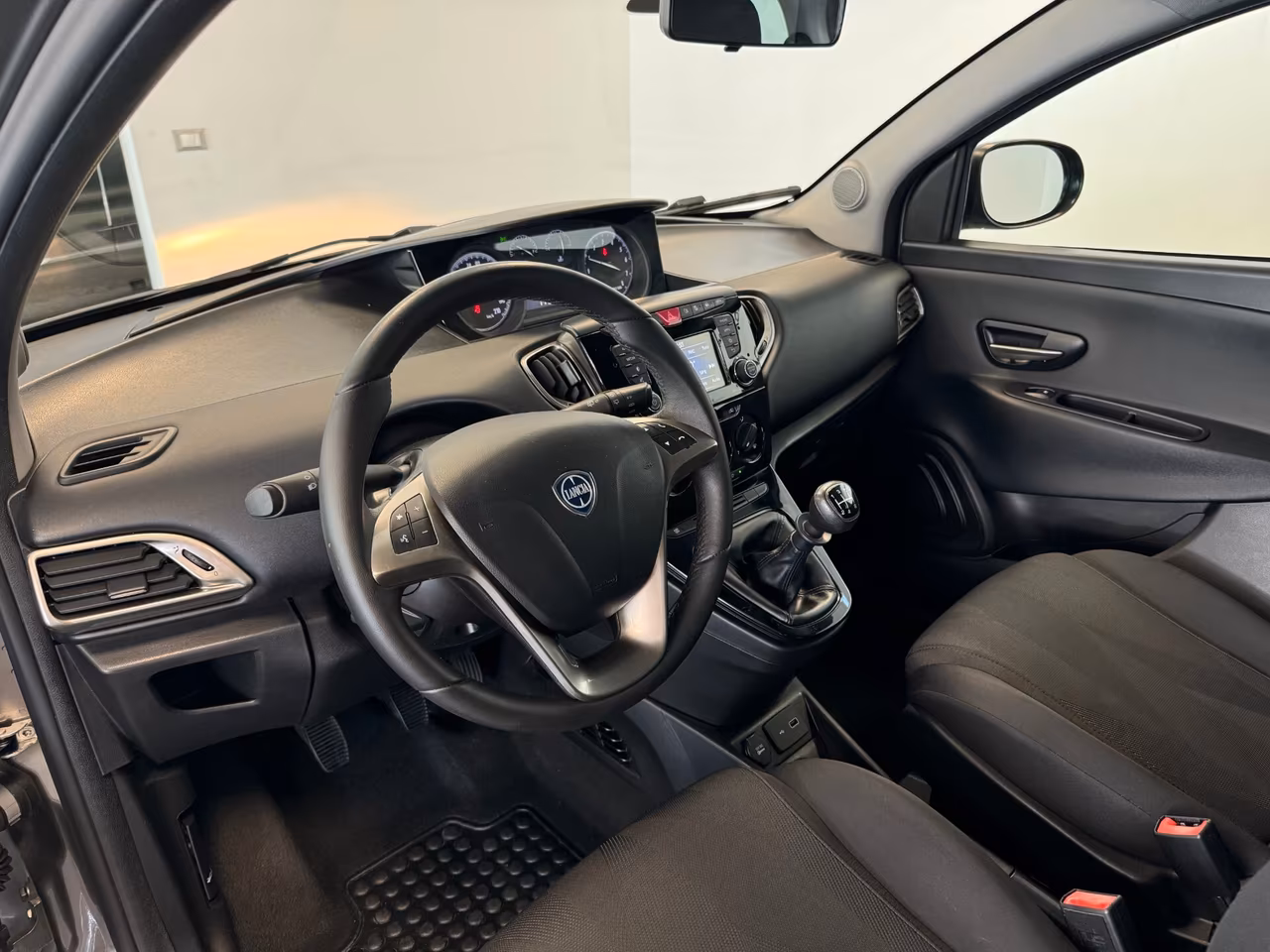 Lancia Ypsilon 1.2 69 CV 5 porte S&S Gold 30.000 KM UNIPROP.