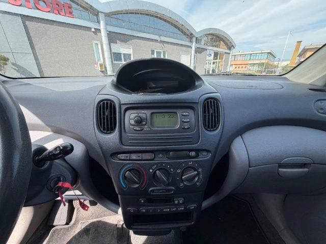 TOYOTA Yaris Verso 1.3i 16V cat Sol