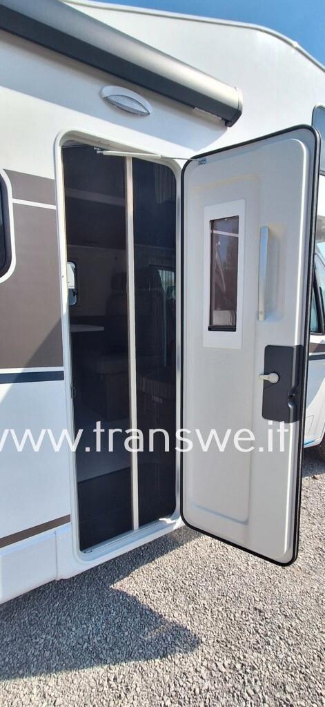 Carado A364 Camper mansarato con letto matrimoniale e maxi garage