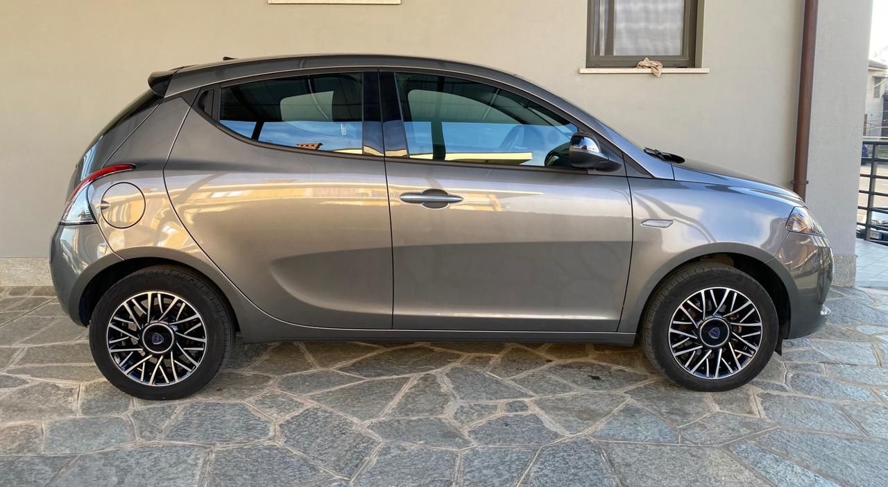 Lancia Ypsilon 1.0 firefly hybrid Platino s&s 70cv