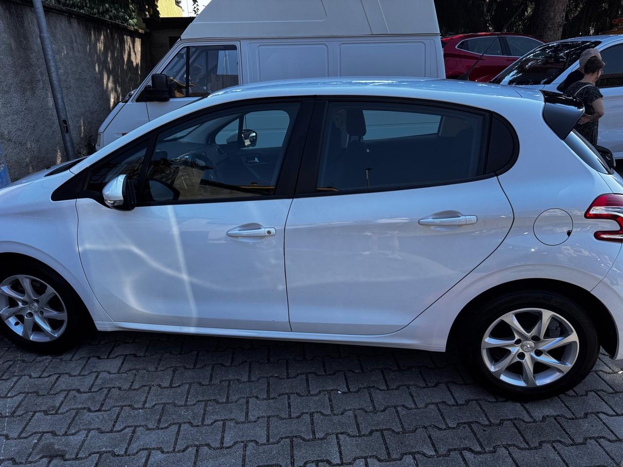 Peugeot 208 1.4 e-HDi 68 CV automatica/ neopatentati
