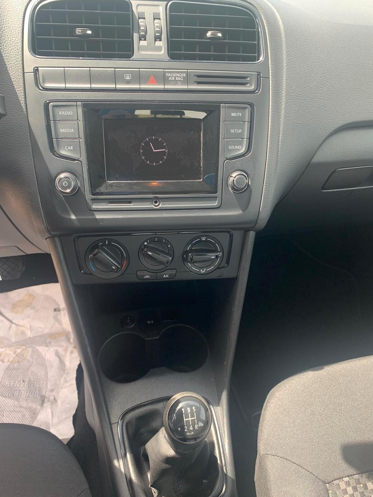 Volkswagen Polo 1.0 MPI 5P Trendline - 2014
