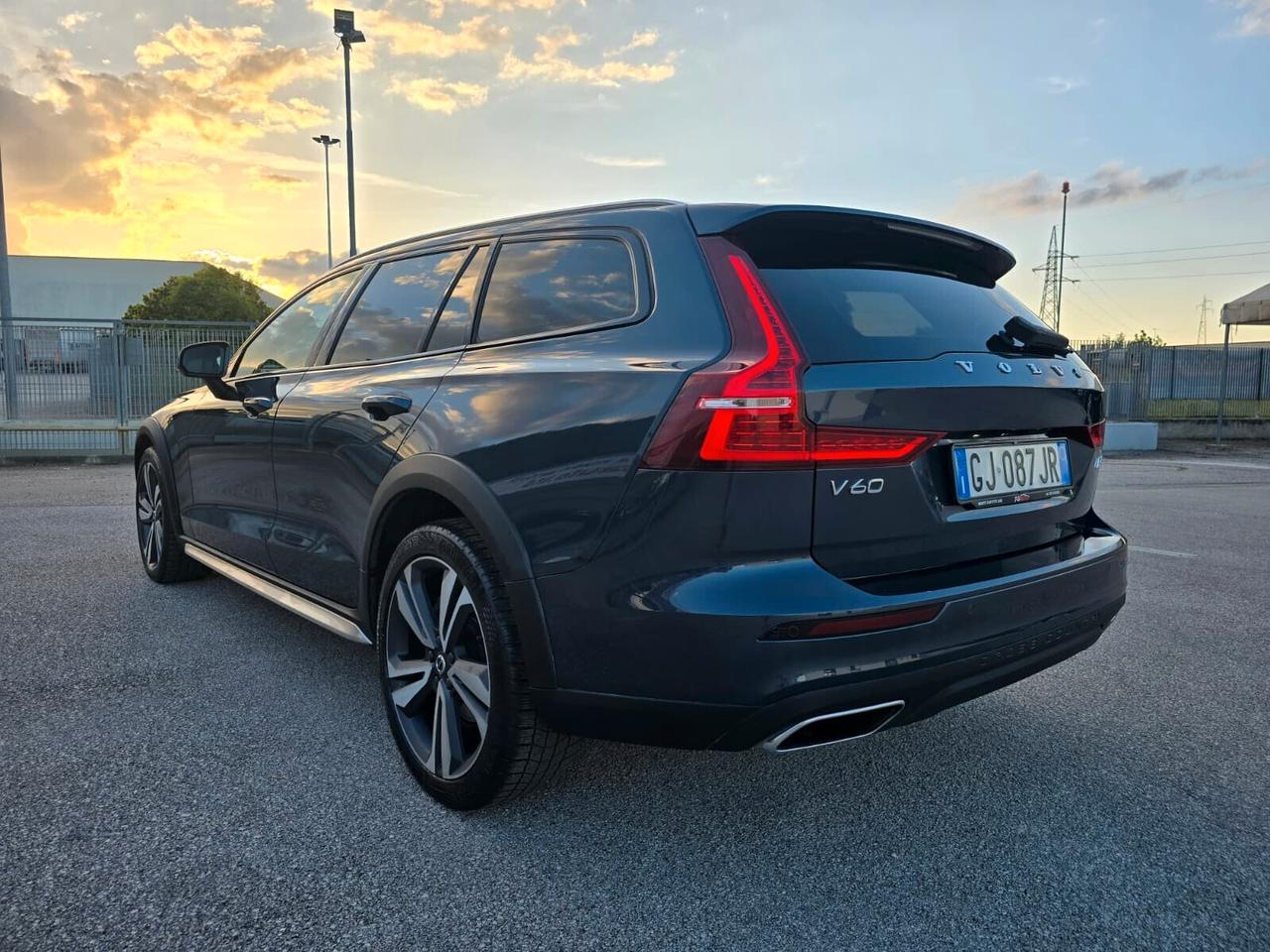 Volvo V60 Cross Country 2.0 b4 Business Pro Line awd auto