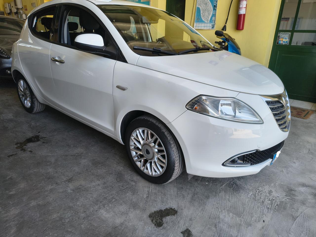 Lancia Ypsilon 1.2 69 CV 5 porte S&S Gold