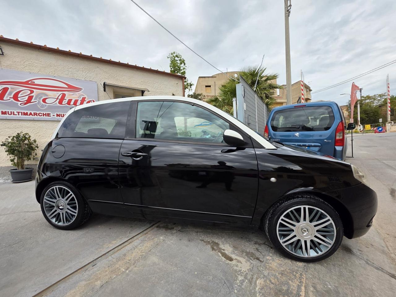 Lancia Ypsilon 1.3 MJT 105 CV Sport MomoDesign