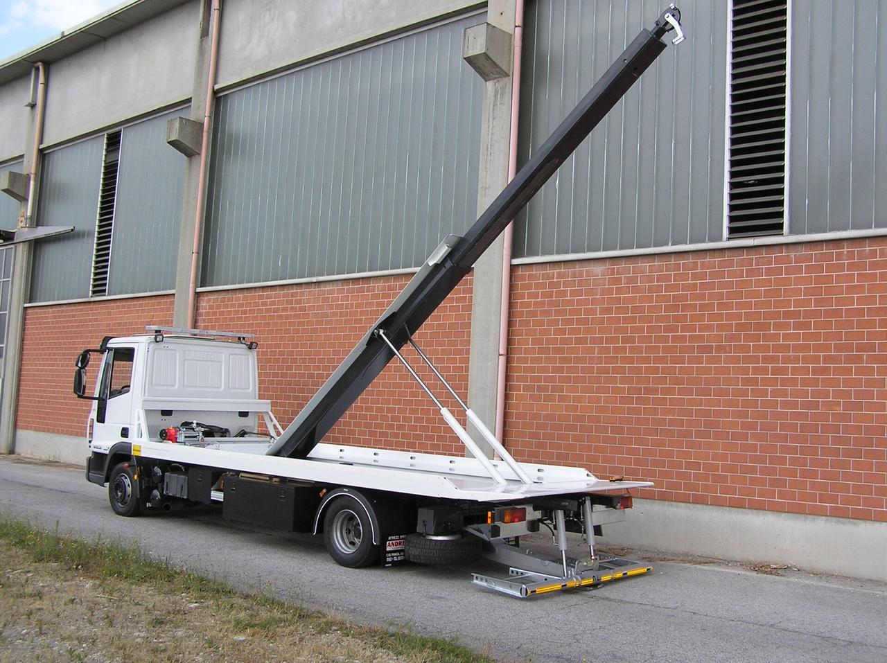 Carro attrezzi Eurocargo 120 con braccio gru centrale a scomparsa