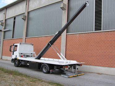 Carro attrezzi Eurocargo 120 con braccio gru centrale a scomparsa
