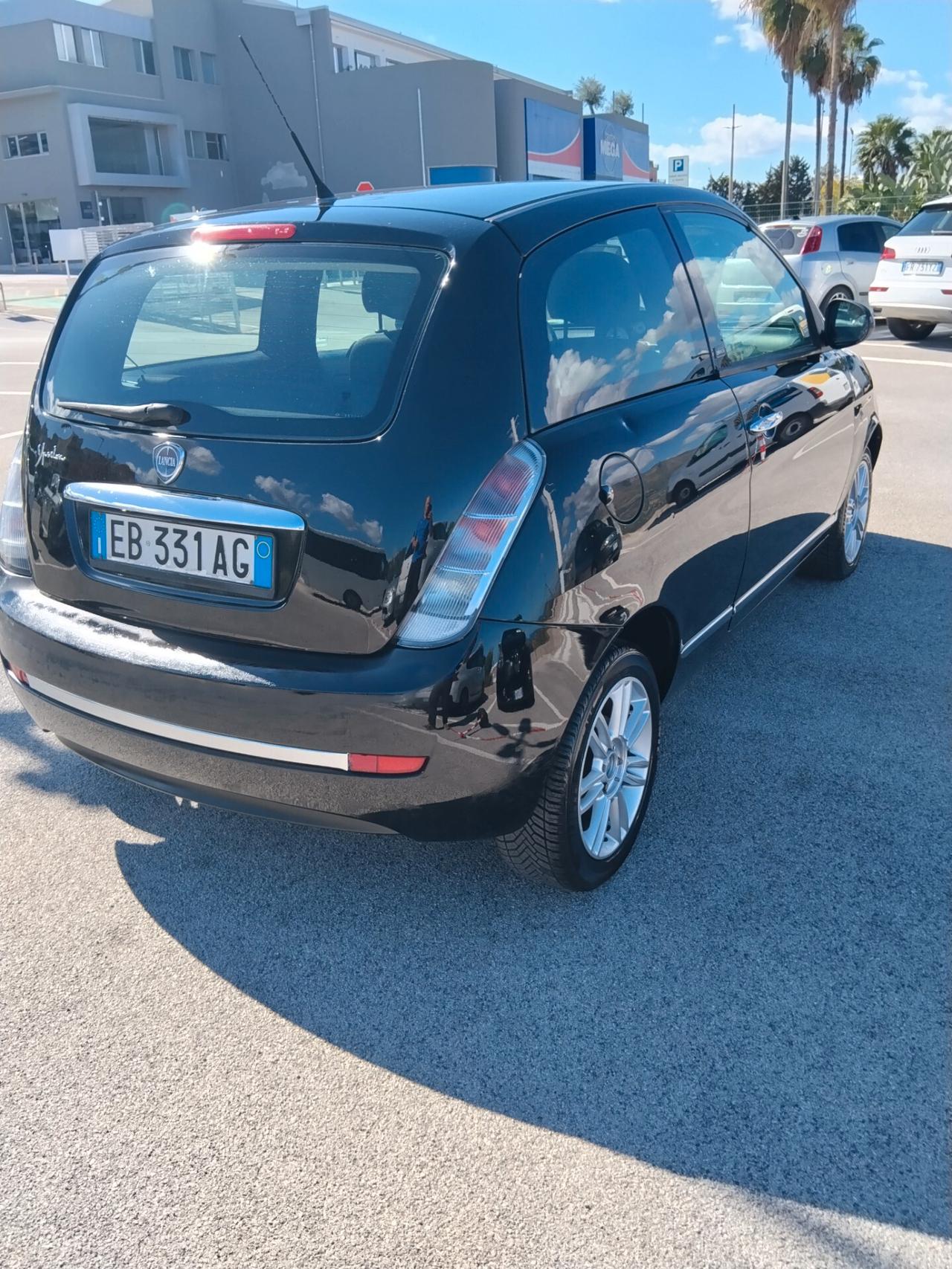 Lancia Ypsilon 1.3 MJT 75 CV Unyca
