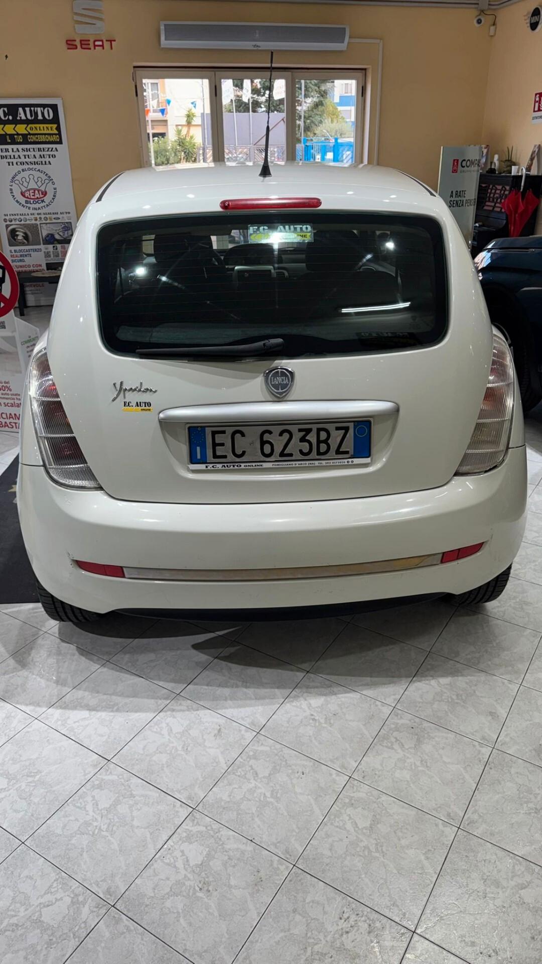 Lancia Ypsilon 1.3 MJT 75 CV Versus